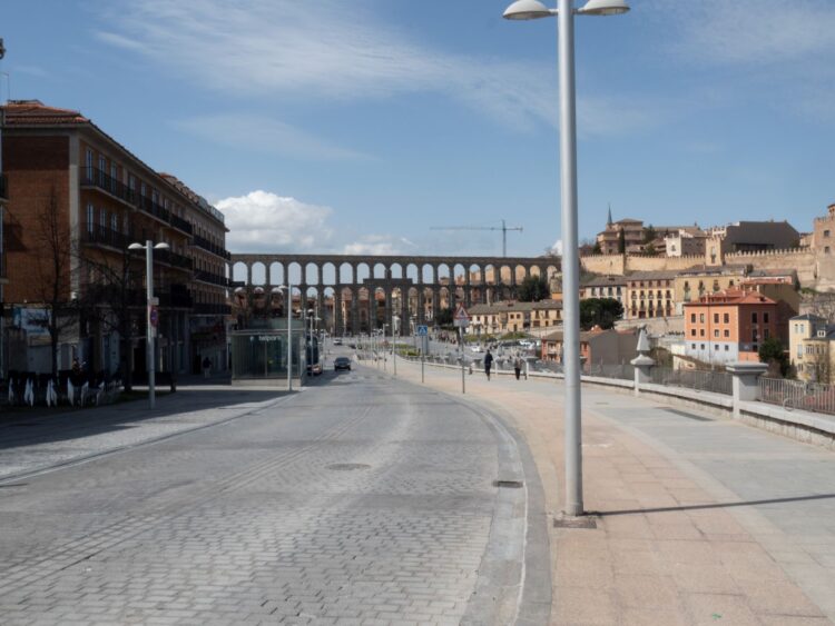 Imagen de la avenida Padre Claret con el pavimento que el Ayuntamiento de Segovia espera sustituir por un asfalto estampado./ KRISTOMINA