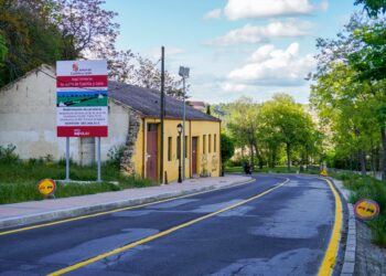 Los trabajos están presupuestados en 583.094 euros y los operarios emplearon la jornada de ayer en pintar los tres kilómetros de vía. / HÉCTOR CRIADO