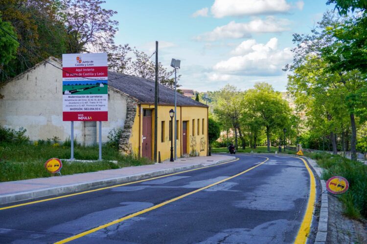 Los trabajos están presupuestados en 583.094 euros y los operarios emplearon la jornada de ayer en pintar los tres kilómetros de vía. / HÉCTOR CRIADO