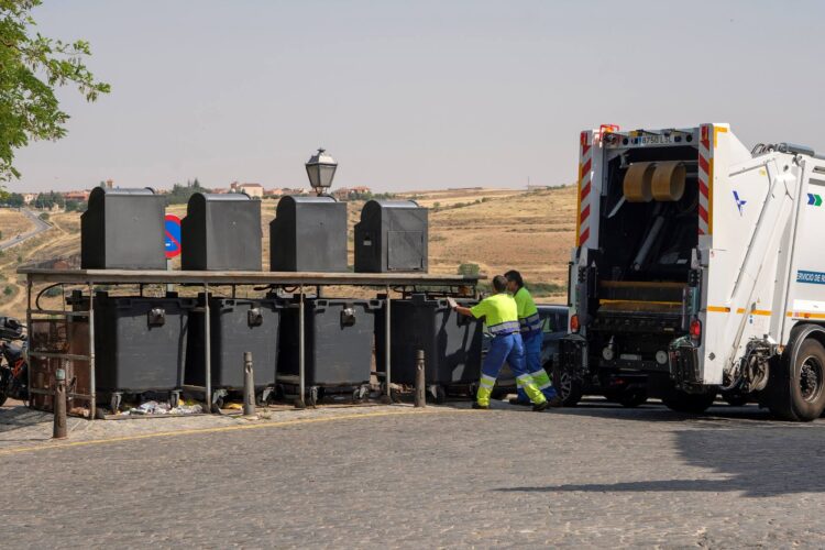 El conflicto de la limpieza se enquista y vuelve la amenaza de la huelga indefinida 1 Dos trabajadores de la empresa concesionaria del servicio de recogida de residuos, dejando uno de los contenedores en su lugar tras vaciar su contenido./ E.A.