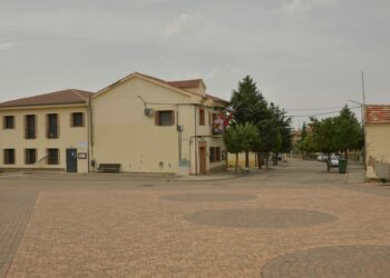 Imagen del edificio que alberga el Ayuntamiento de Santo Tomé del Puerto donde el acusado quiso hacer estallar una bombona de butano./ E.A.