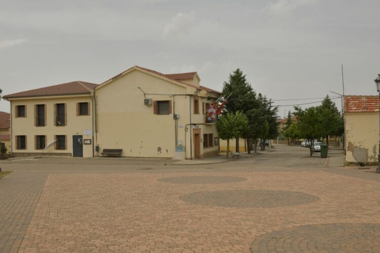 Tres años y medio de prisión para el hombre que quiso volar el Ayuntamiento de Santo Tomé del Puerto 1 Imagen del edificio que alberga el Ayuntamiento de Santo Tomé del Puerto donde el acusado quiso hacer estallar una bombona de butano./ E.A.