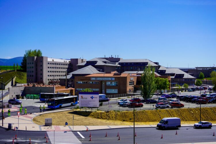 Entrada al Hospital General desde la carretera de Madrona, con los obreros finalizando la señalización horizontal./ HÉCTOR CRIADO