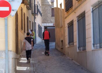 Un usuario de un patinete, ascendiendo por una calle de dirección prohibida en el centro de Segovia./ KAMARERO