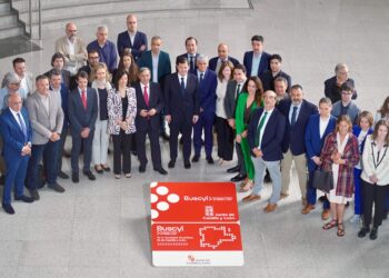 Alfonso Fernández Mañueco, junto a varios de los consejeros de la Junta y representantes institucionales tras la presentación de la tarjeta BUSCyL./ ICAL