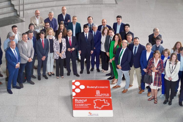 La Junta extiende la gratuidad del transporte a toda Castilla y León con la nueva tarjeta BUSCyL 1 Alfonso Fernández Mañueco, junto a varios de los consejeros de la Junta y representantes institucionales tras la presentación de la tarjeta BUSCyL./ ICAL