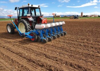 Foto de archivo. Un tractor comenzando la siembra del cultivo de garbanzos en Labajos./ E.A.