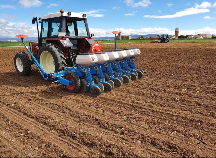 Foto de archivo. Un tractor comenzando la siembra del cultivo de garbanzos en Labajos./ E.A.
