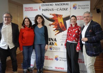 Las Niñas de Cádiz, junto a Marco Antonio Costa (i) y José María Bravo (d)./ DIPUTACIÓN