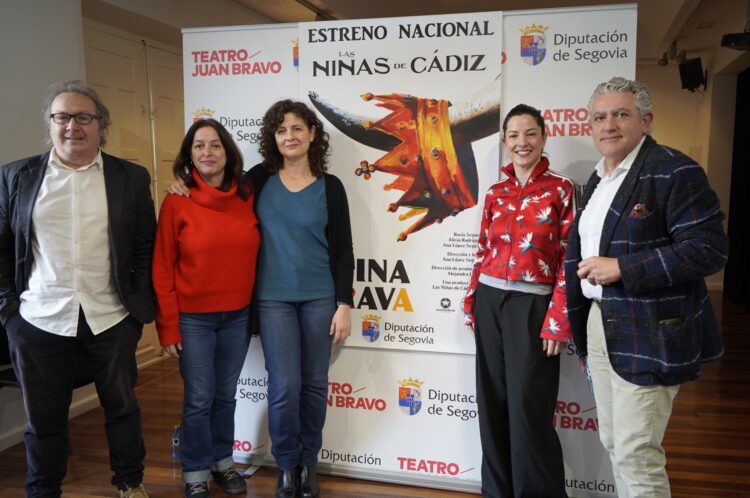 ‘La Reina Brava’ de Las Niñas de Cádiz se estrena en el Juan Bravo 1 Las Niñas de Cádiz, junto a Marco Antonio Costa (i) y José María Bravo (d)./ DIPUTACIÓN