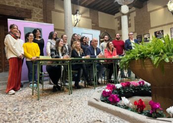 El arquitecto Enrique Nuere durante su conferencia en la Real Academia de San Quirce.