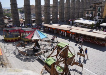 Mercado romano, instalado el año pasado en la plaza del Azoguejo. / MIGUEL ÁNGEL FERNÁNDEZ
