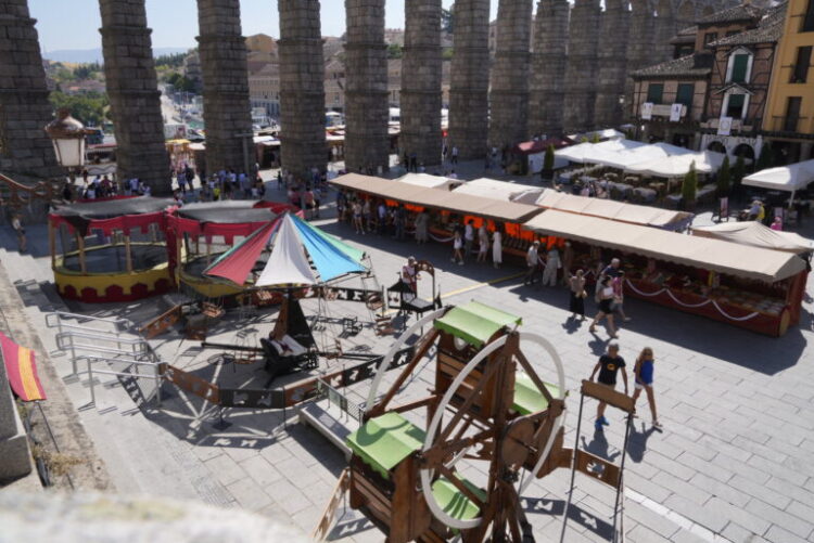 Mercado romano, instalado el año pasado en la plaza del Azoguejo. / MIGUEL ÁNGEL FERNÁNDEZ