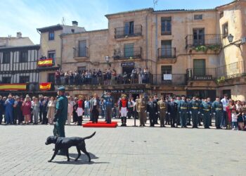 Momento del desfile de la Guardia Civil en Sepúlveda por su 181 aniversario.