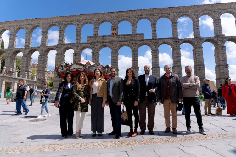 Ignacio Garriga, en el centro, junto a miembros destacados de VOX en Segovia en el Azoguejo. / VOX