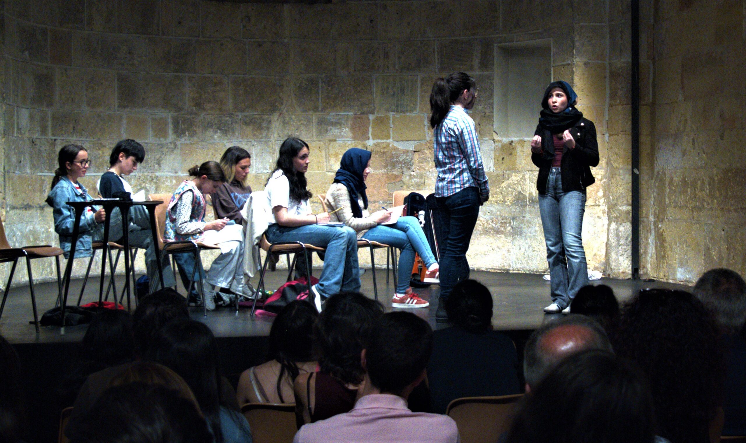 Representación final de los alumnos del seminario de formación teatral. 9 09 Seminario de teatro David Castillo scaled