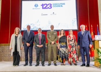 Los representantes institucionales, tras el acto de bienvenida celebrado en el Alcázar. / ICAL