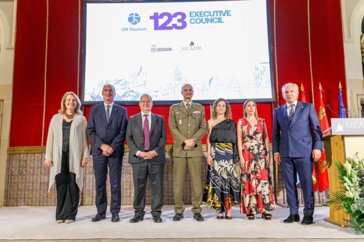 Los representantes institucionales, tras el acto de bienvenida celebrado en el Alcázar. / ICAL