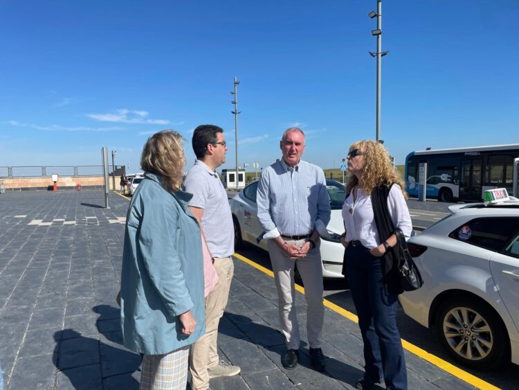 El alcalde José Mazaría charla con unos usuarios de tren.