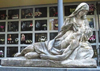 La Piedad, monumento funerario del cementerio de Segovia en la tumba del empresario Nicómedes García.