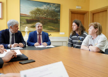 El Consejero de Movilidad se reúne con representantes de la Plataforma en Defensa de Feve. / Campillo