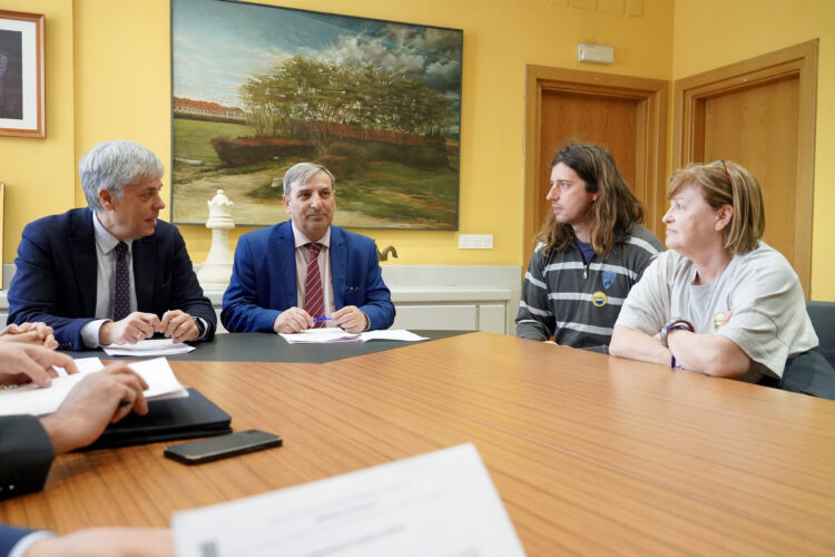 Sanz Merino califica de “decisión desproporcionada” la supresión de paradas del AVE en Castilla y León 1 El Consejero de Movilidad se reúne con representantes de la Plataforma en Defensa de Feve. / Campillo