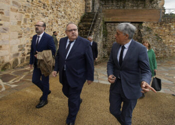 El Consejero de Sanidad presenta el Plan en el Castillo de los Templarios de Ponferrada. / César Sánchez