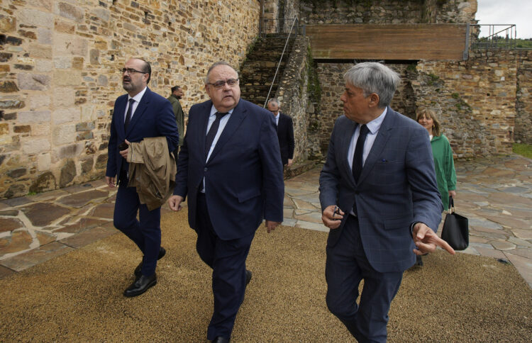 Sanidad implantará 45 medidas para “humanizar” la salud mental 1 El Consejero de Sanidad presenta el Plan en el Castillo de los Templarios de Ponferrada. / César Sánchez