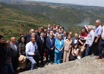 El Presidente de la Junta presenta en Fermoselle (Zamora) el Plan Socioeconómico de La Raya. / JL Leal