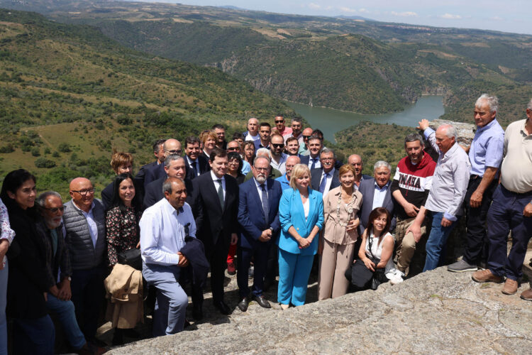Mañueco anuncia un Plan de impulso para 175 municipios de La Raya 1 El Presidente de la Junta presenta en Fermoselle (Zamora) el Plan Socioeconómico de La Raya. / JL Leal