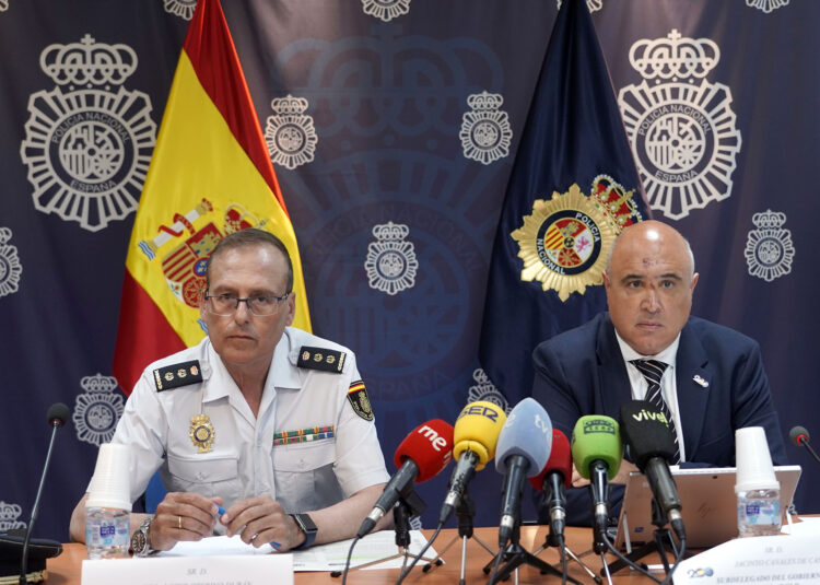 Detenidos ocho miembros de una familia por trata de mujeres 1 El Subdelegado del Gobierno en Valladolid informa sobre la operación policial. / Rubén Cacho