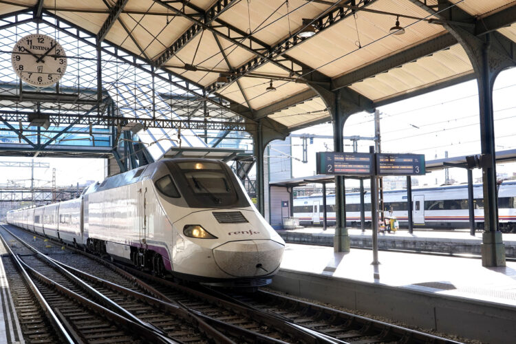 Renfe prosigue con la supresión de paradas en la región a partir del 9 de junio, pese a las numerosas protestas. / Miriam Chacón