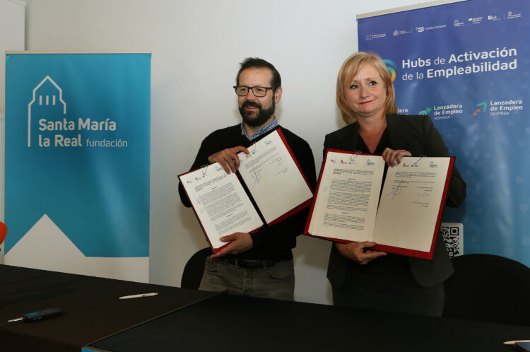 La Consejera de Industria, Comercio y Empleo, durante la firma del convenio. / Brágimo