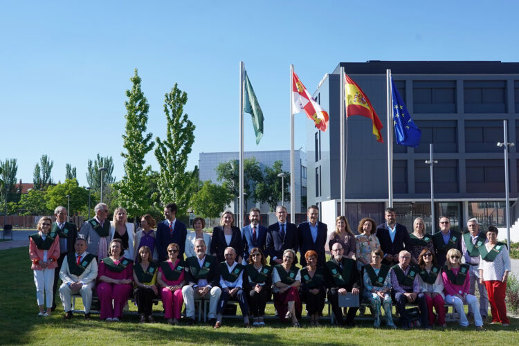 La Universidad de la Experiencia aumenta un 10,7% sus alumnos y alcanza los 6.139 1 Isabel Blanco preside el acto de graduación de los alumnos de la UEMC. / Miriam Chacón