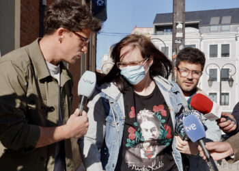 La acusada, N. T. G., a la entrada de la Audiencia Provincial de León. / Campillo