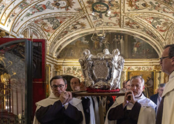 Traslado de la santa tras dos semanas de veneración pública. / Susana Martín