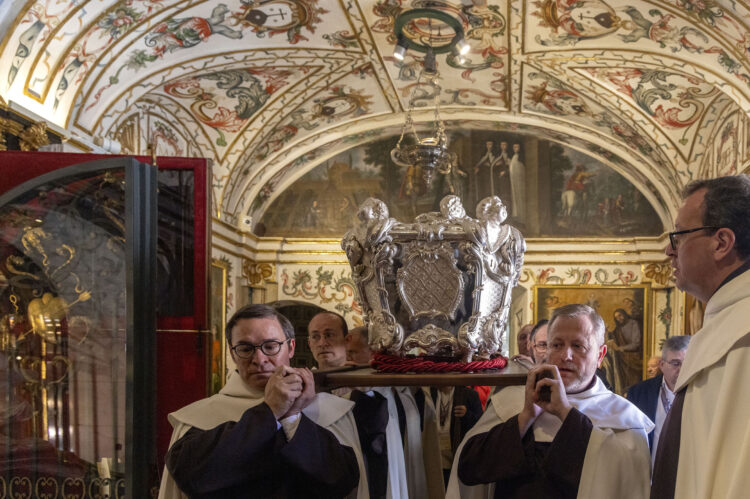 Traslado de la santa tras dos semanas de veneración pública. / Susana Martín