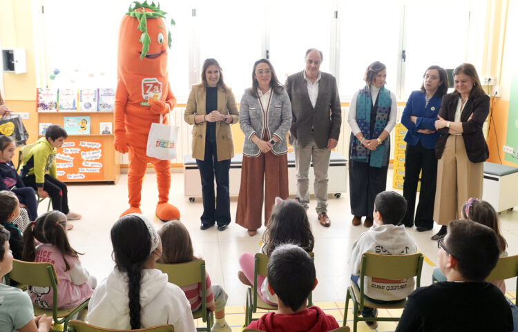El plan de reparto de hortalizas y frutas en coles llega a 140.000 niños de la Comunidad 1 Las consejeras de Educación y Agricultura visitan el CEIP Nuestra Señora del Villar en Laguna de Duero. / Miriam Chacón
