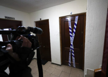 Aunque todas las hipótesis están abiertas, la policía cree que murieron por un accidente o causas naturales al no hallar signos de violencia. / Isabel García