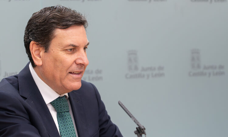 La Junta inicia una nueva ronda de contactos para tratar la crisis arancelaria 1 Carlos Fernández Carriedo comparece en rueda de prensa tras el Consejo de Gobierno de este jueves. / Eduardo Margareto