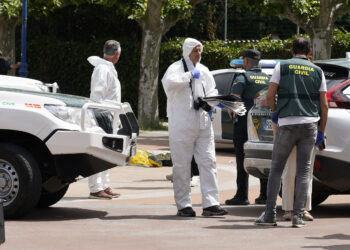 Las personas que retuvieron al detenido son dos policías nacionales jubilados. / César Sánchez