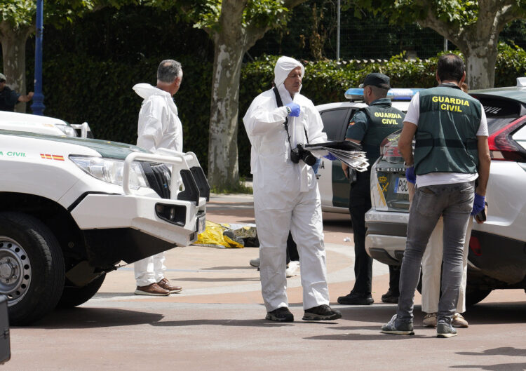 Detenido un hombre tras matar a otro a golpes con un arma en Bembibre 1 Las personas que retuvieron al detenido son dos policías nacionales jubilados. / César Sánchez