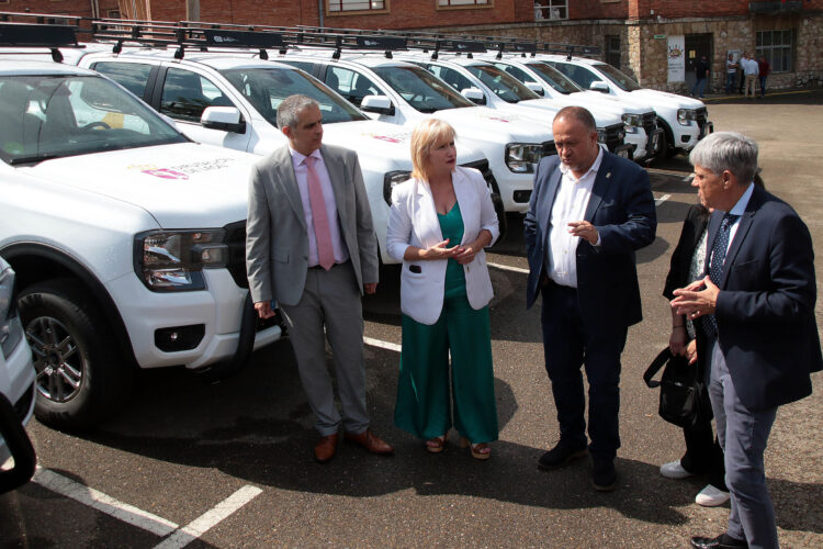 Industria destina 14,4 millones a tareas de mantenimiento forestal 1 Presentación de los vehículos destinados a la provincia de León. / Peio García