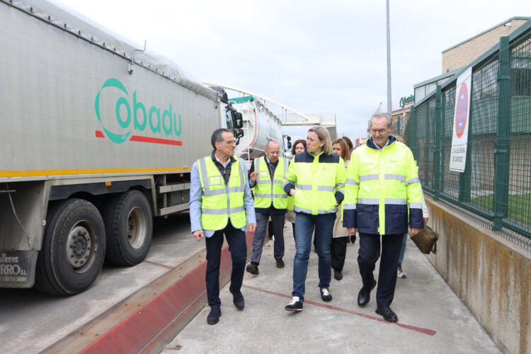 Familia y Cobadu firman un acuerdo para promover la igualdad 1 Visita de la Vicepresidenta de la Junta a la cooperativa Cobadu. / JL Leal