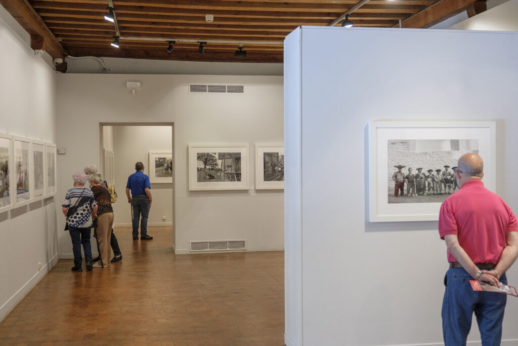 Los museos de la ciudad programan diferentes actividades para celebrar su efeméride 2 Asistentes a una exposición en el Torreón de Lozoya. / KAMARERO