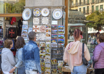 Turistas frente a una tienda de recuerdos en la Plaza Mayor. El recinto amurallado registra la mayor tasa de pisos turísticos de la ciudad. /KAMARERO