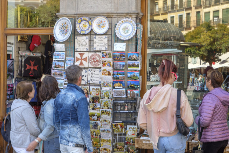 Turistas frente a una tienda de recuerdos en la Plaza Mayor. El recinto amurallado registra la mayor tasa de pisos turísticos de la ciudad. /KAMARERO