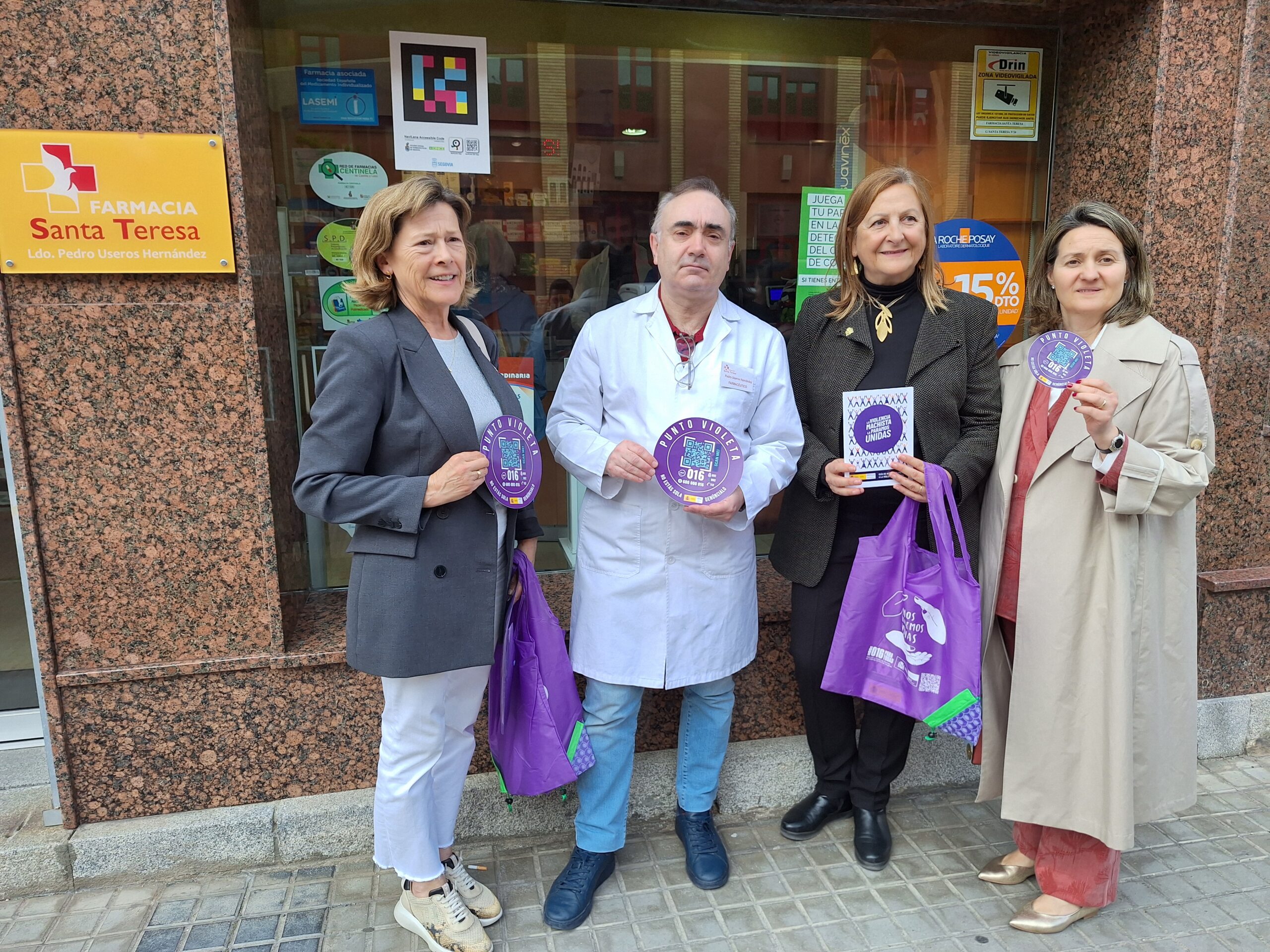 Colocación del distintivo en una farmacia de Segovia / SUBDELEGACIÓN DEL GOBIERNO EN SEGOVIA