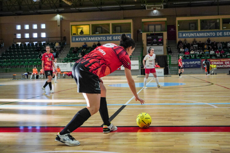 El Segosala no pierde la fe 1 Cris de Andrés realiza un saque de banda durante el encuentro entre Segosala y Muslera./HÉCTOR CRIADO