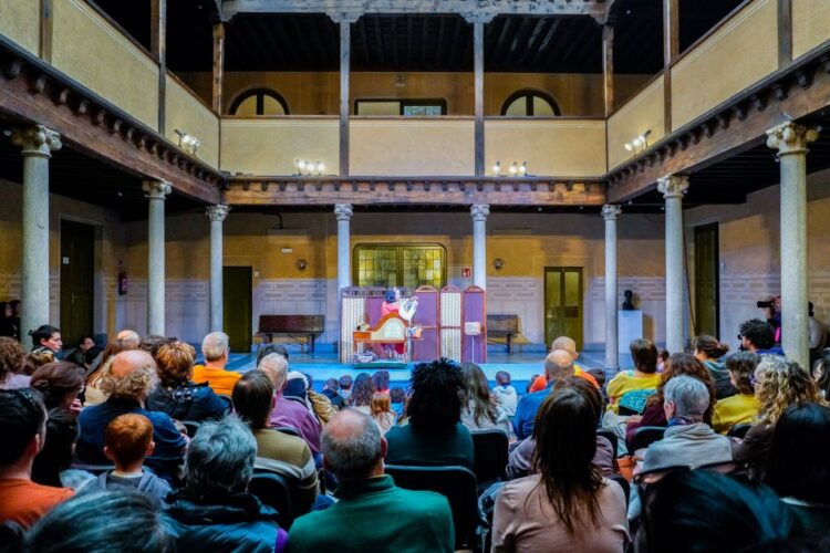 Más de 40.000 personas llenaron las calles durante el festival de Titirimundi 1 Espectáculo ‘El hilo de la existencia’. / HÉCTOR CRIADO